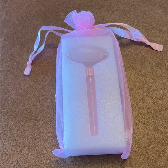 Mary Kay Rose Quartz Facial Roller New in Original Package - Picture 3 of 5